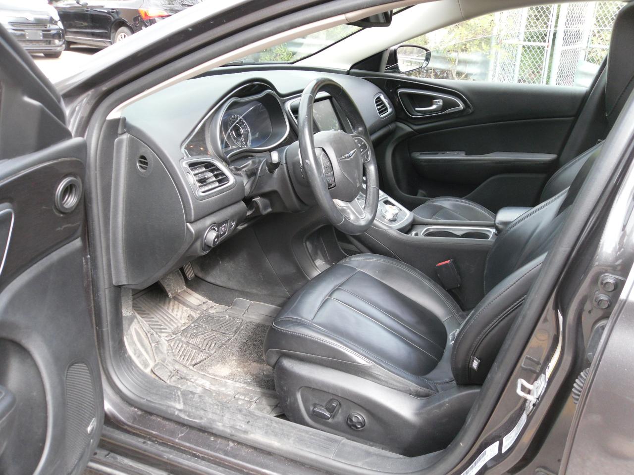 2015 Chrysler 200 4dr Sdn C FWD - Photo #6
