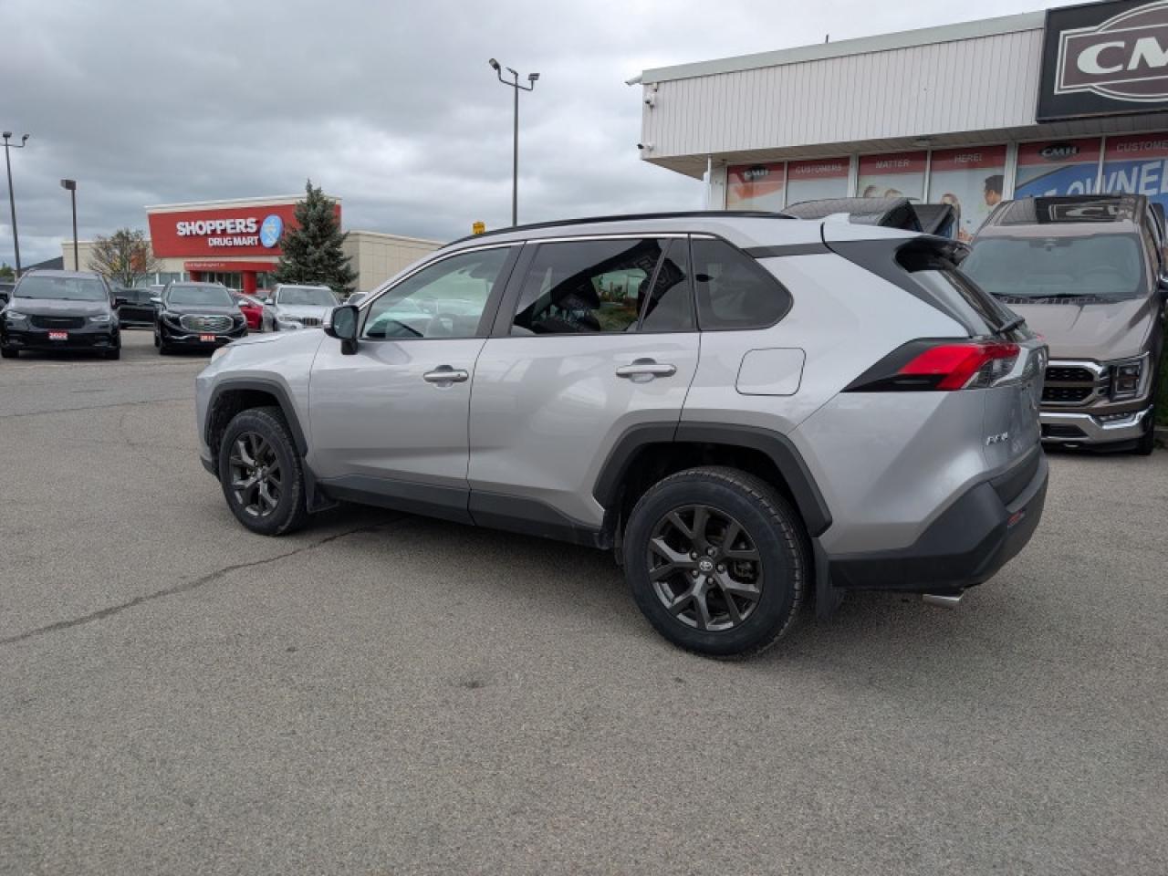 2021 Toyota RAV4 LE  **VERY CLEAN - 31 SERVICE RECORDS** Photo3