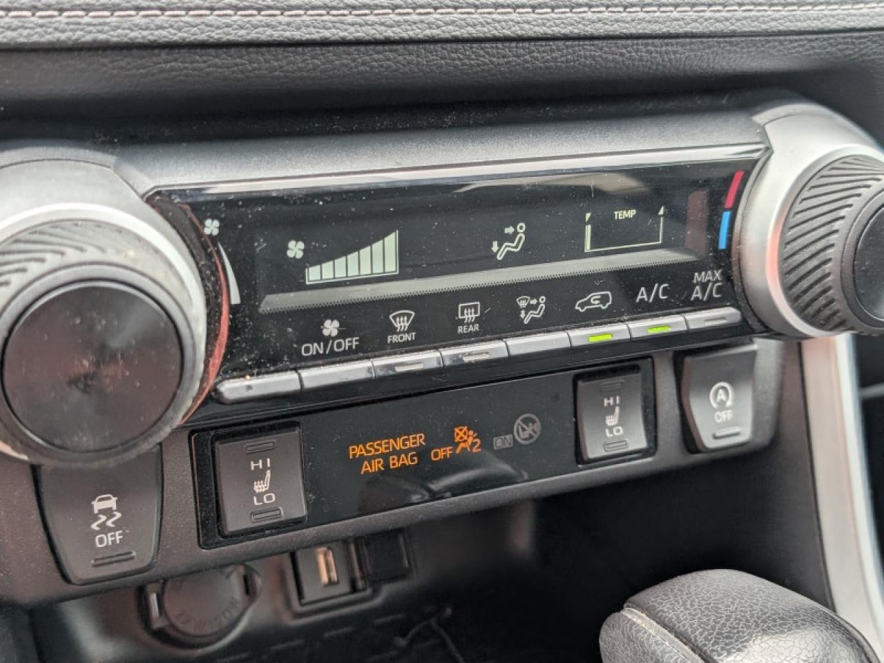 2021 Toyota RAV4 LE  **VERY CLEAN - 31 SERVICE RECORDS** Photo