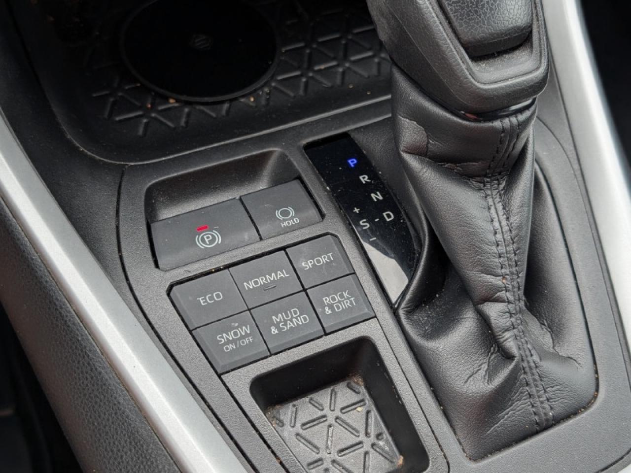 2021 Toyota RAV4 LE  **VERY CLEAN - 31 SERVICE RECORDS** Photo