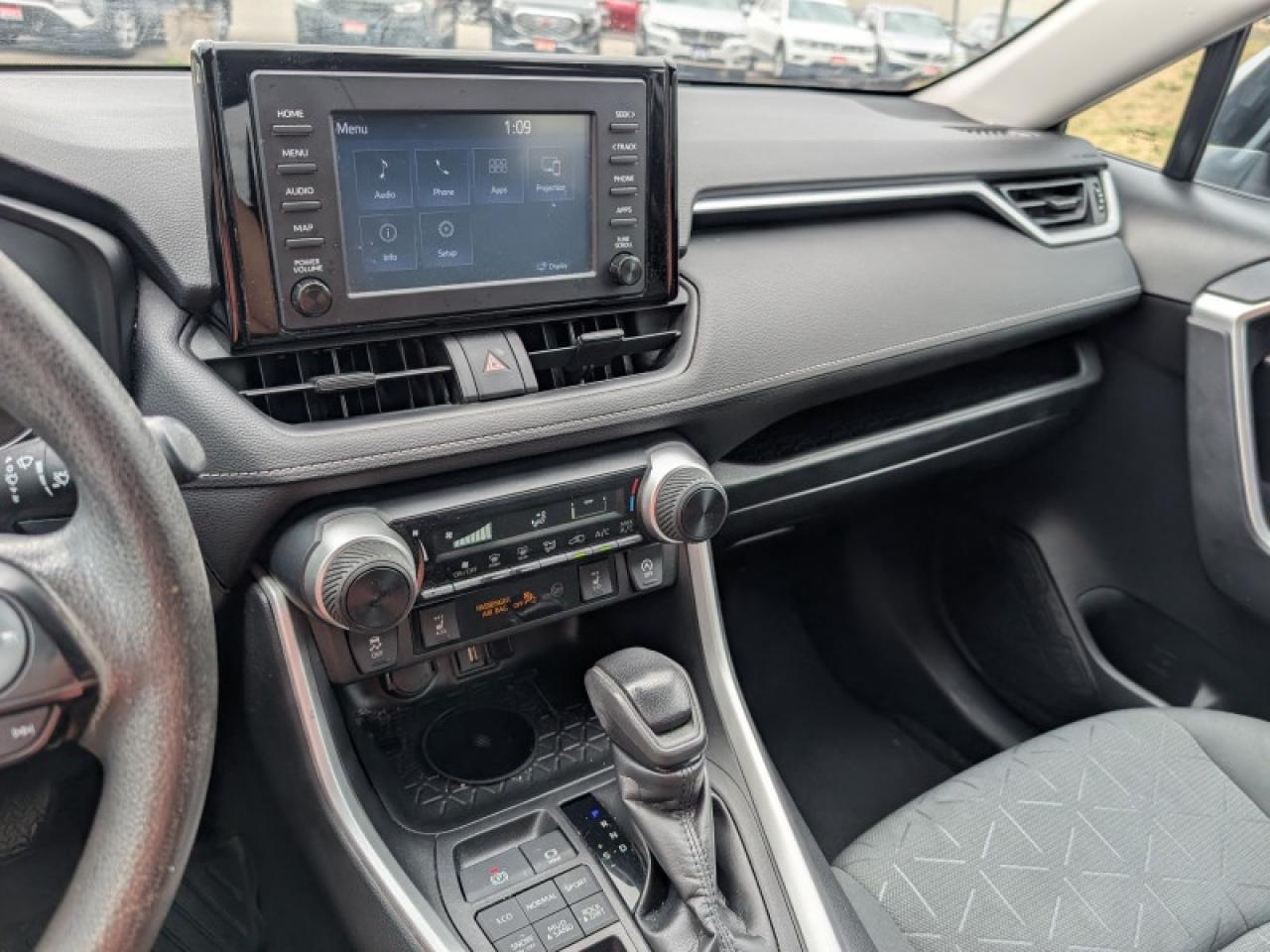 2021 Toyota RAV4 LE  **VERY CLEAN - 31 SERVICE RECORDS** Photo