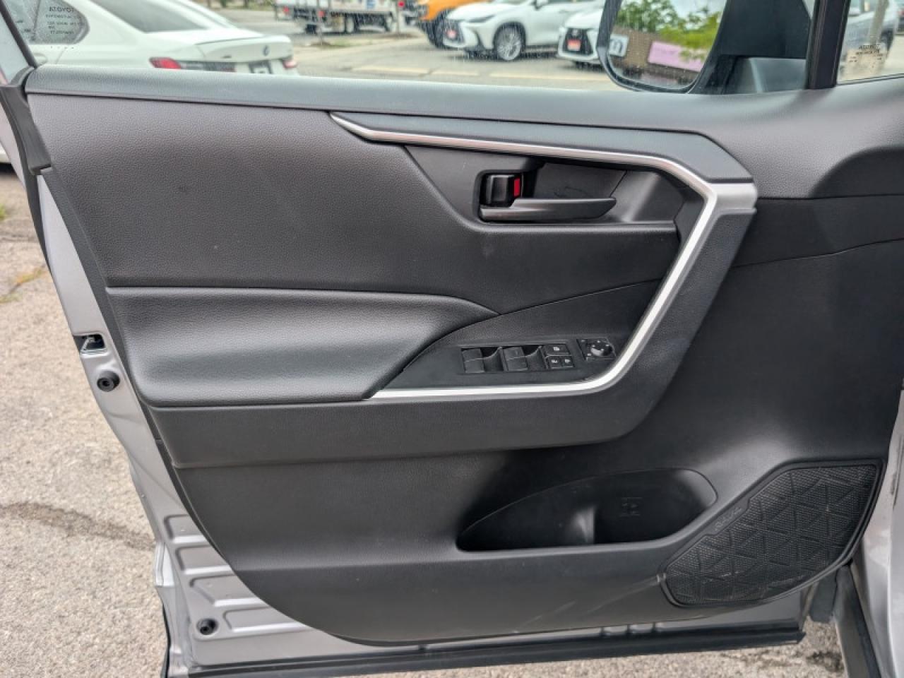 2021 Toyota RAV4 LE  **VERY CLEAN - 31 SERVICE RECORDS** Photo
