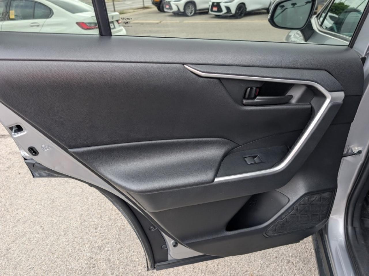 2021 Toyota RAV4 LE  **VERY CLEAN - 31 SERVICE RECORDS** Photo