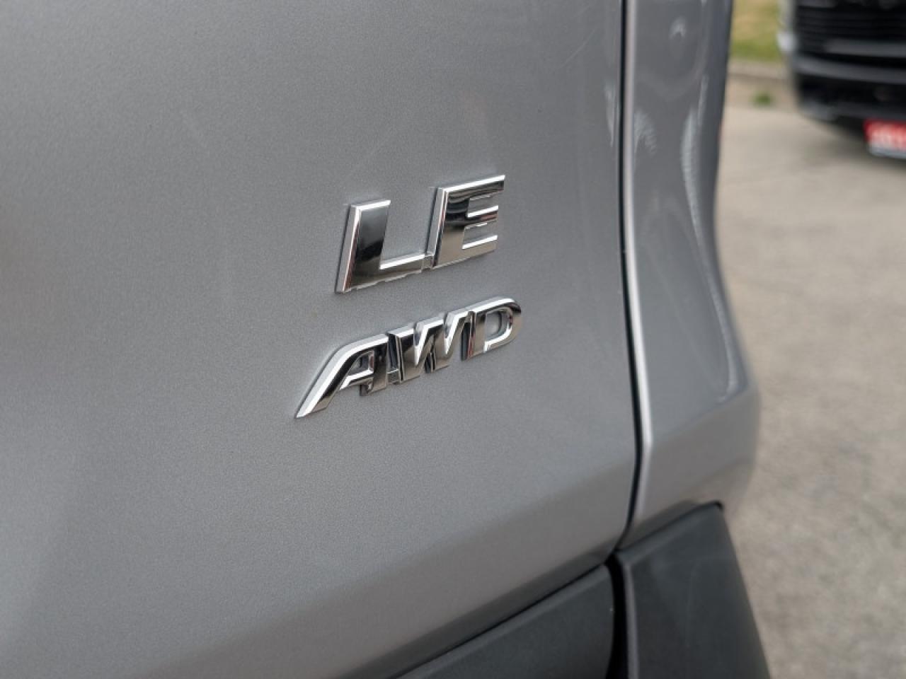 2021 Toyota RAV4 LE  **VERY CLEAN - 31 SERVICE RECORDS** Photo