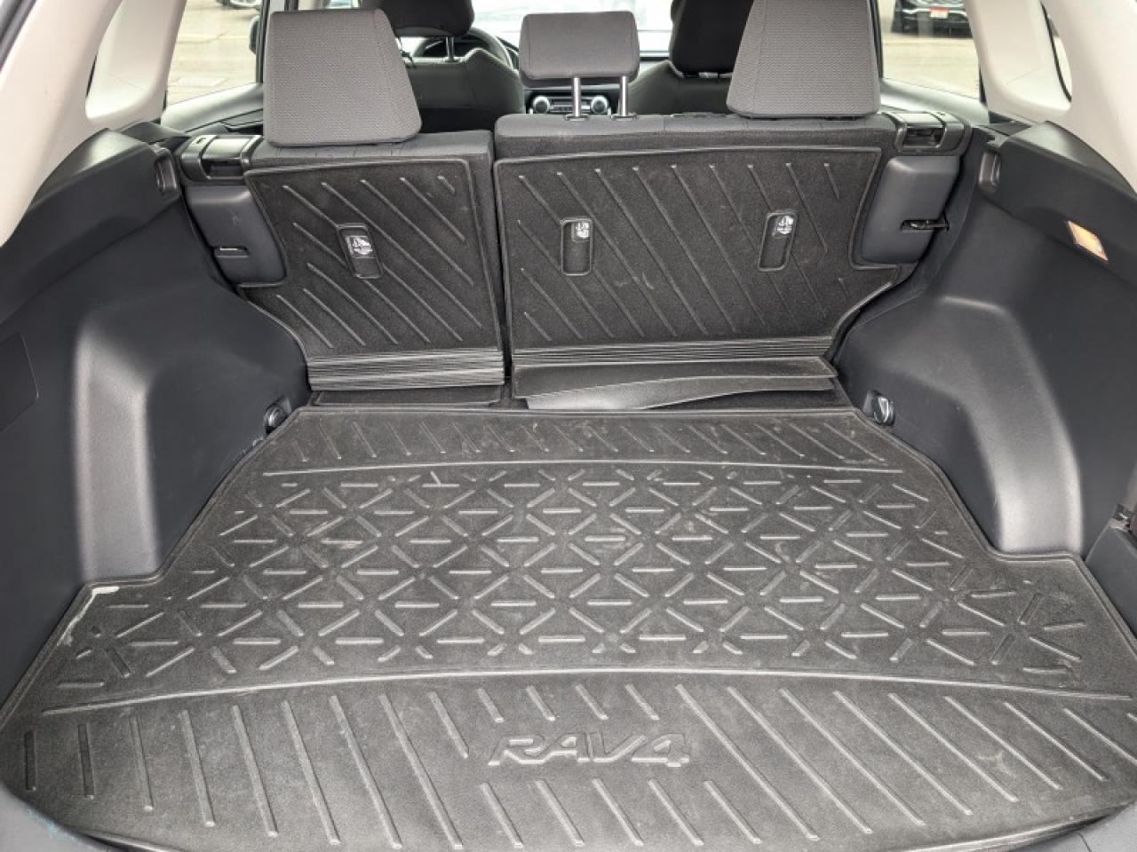 2021 Toyota RAV4 LE  **VERY CLEAN - 31 SERVICE RECORDS** Photo