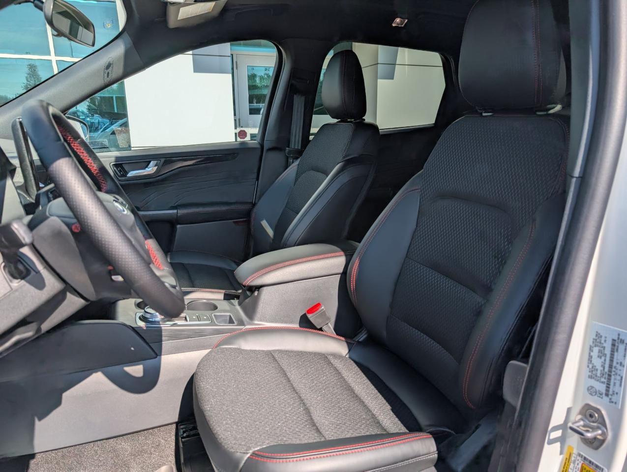 2025 Ford Escape ST-Line Photo5