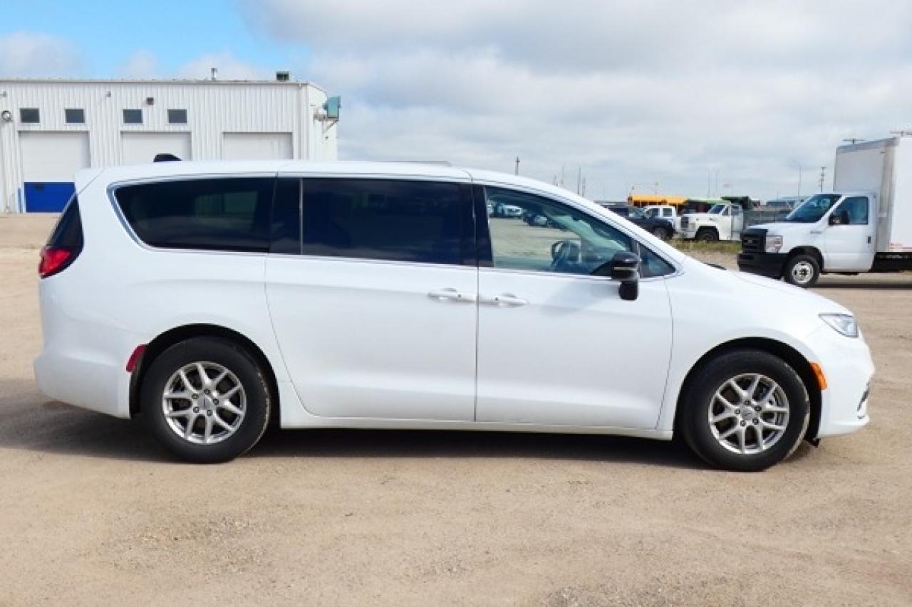 2024 Chrysler Pacifica Touring-L w/Htd Leather, BUC - Photo #5