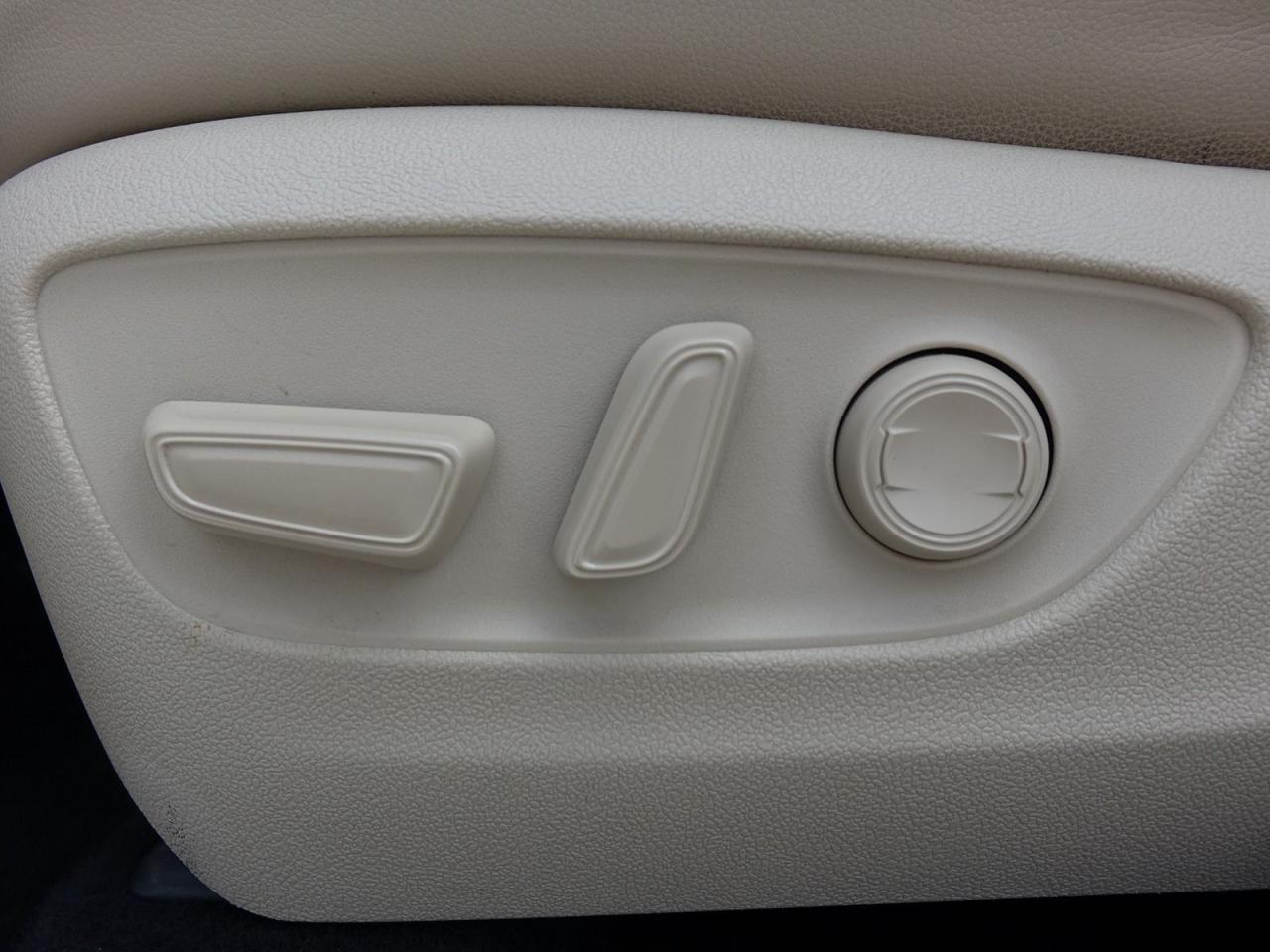 2020 Toyota Highlander XLE MODEL, AWD, 8 PASSENGER, LEATHER SEATS, SUNROO Photo