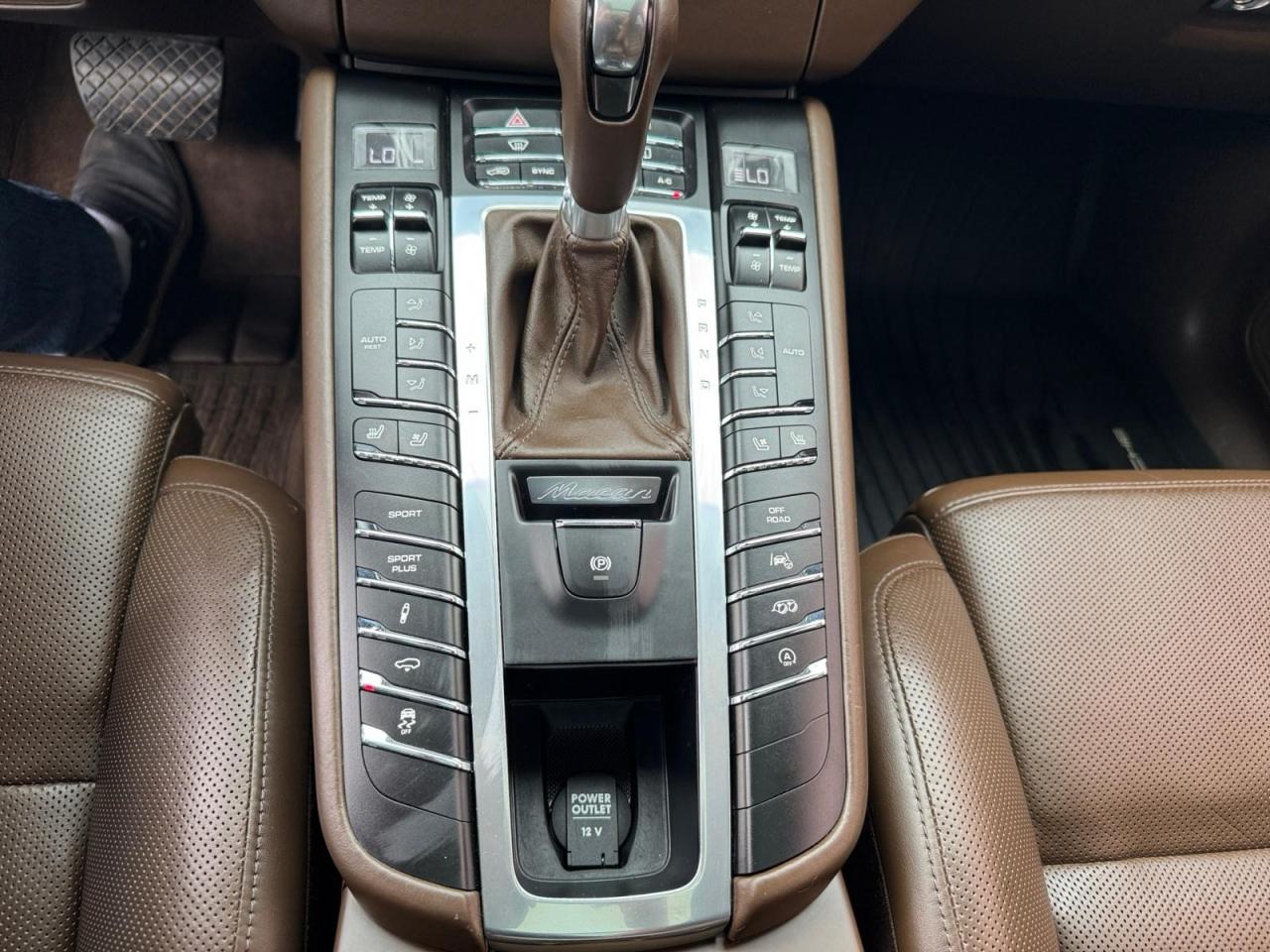 2017 Porsche Macan AWD 4dr Turbo Photo