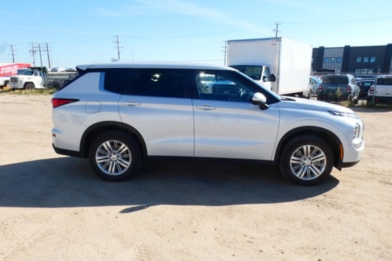 2024 Mitsubishi Outlander ES S-AWC w/Htd cloth, BUC - Photo #5