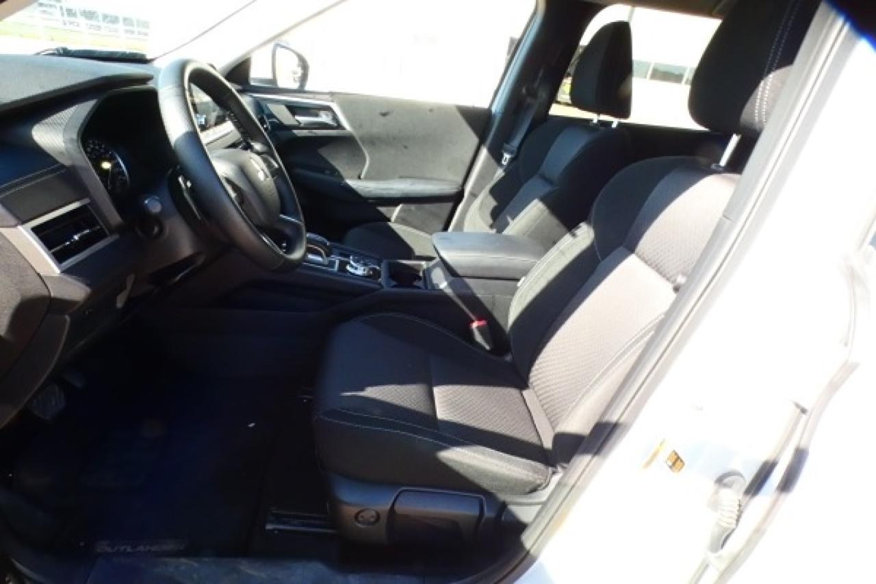 2024 Mitsubishi Outlander ES S-AWC w/Htd cloth, BUC - Photo #11
