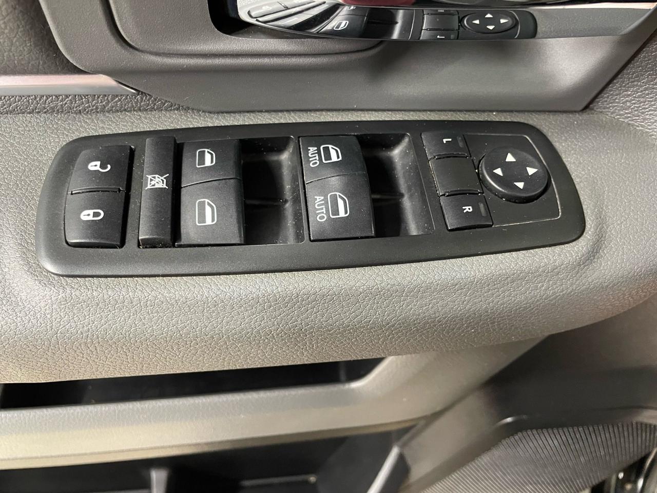 2014 RAM 1500 SLT Photo11