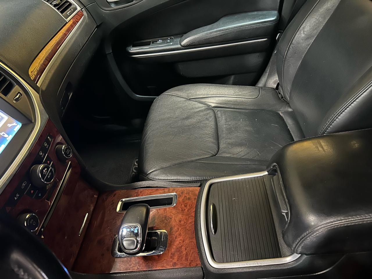 2014 Chrysler 300  - Photo #11