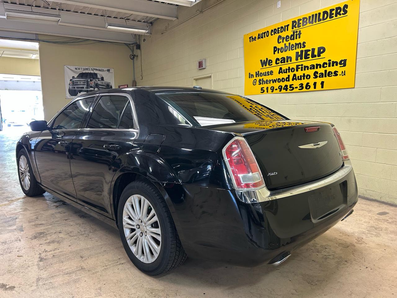 2014 Chrysler 300  - Photo #4