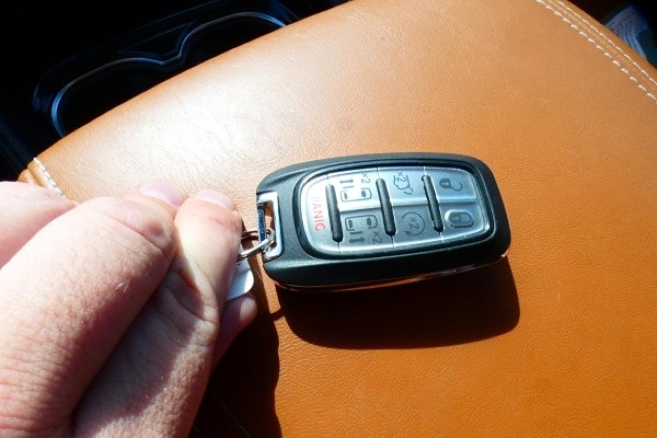 2024 Chrysler Pacifica Hybrid Pinnacle e-Hybrid 2WD w/H&C L, pano S/R, NAV, BUC - Photo #18