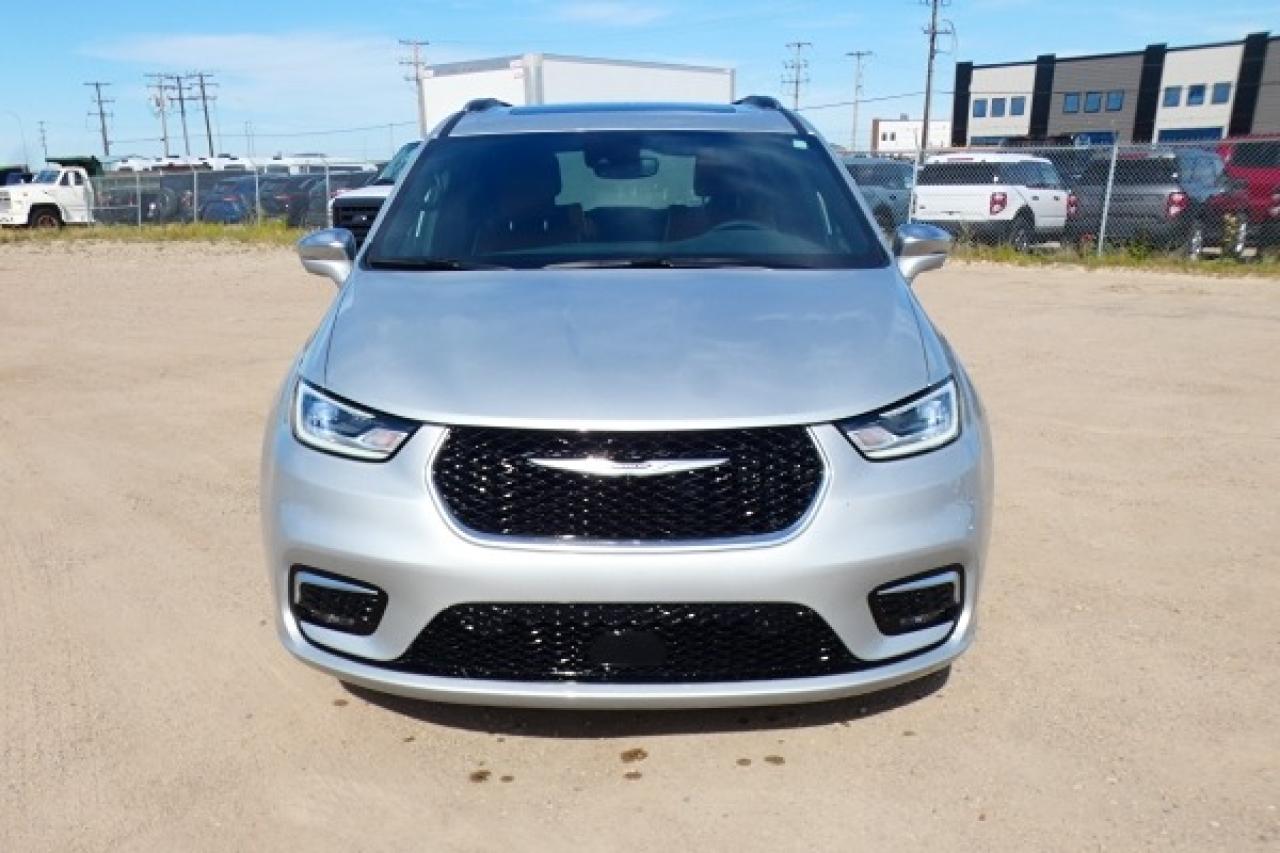 2024 Chrysler Pacifica Hybrid Pinnacle e-Hybrid 2WD w/H&C L, pano S/R, NAV, BUC - Photo #3