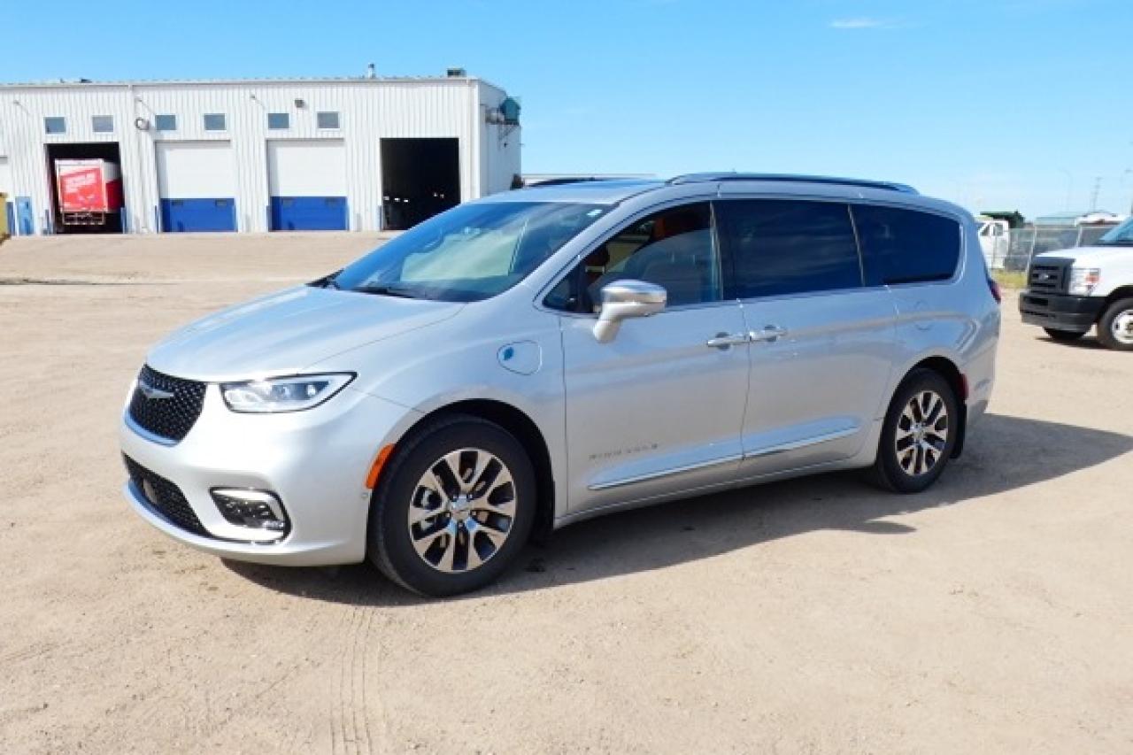 2024 Chrysler Pacifica Hybrid Pinnacle e-Hybrid 2WD w/H&C L, pano S/R, NAV, BUC - Photo #2