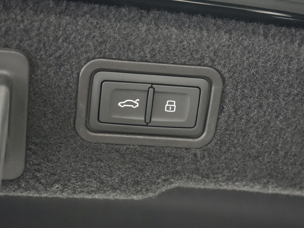 2021 Audi S8 HUD/CARBON FIBER/BANG&O/PANO/360 CAM/NO ACCIDENT Photo