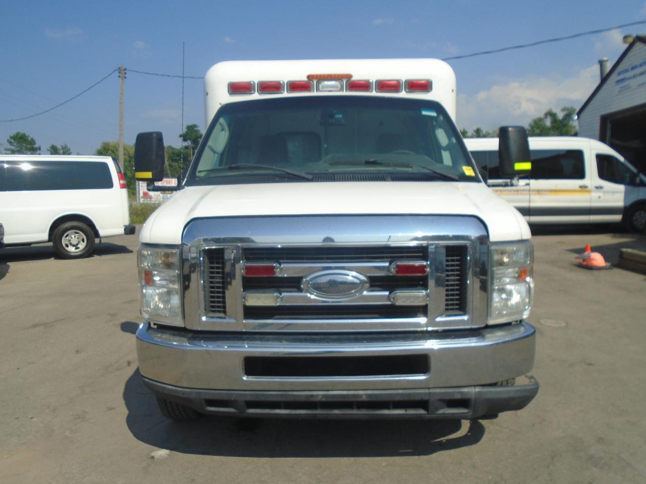 2013 Ford Econoline E-350 Super Duty 158  DRW - Photo #2