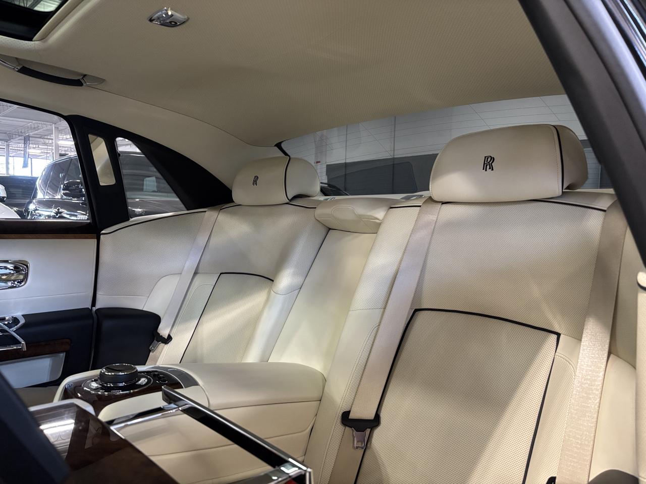 2014 Rolls Royce Ghost V12|RWD|LOWKMS|NAV|WOOD|CREAMSEATS|REARDVD|TRAYS|+ - Photo #12