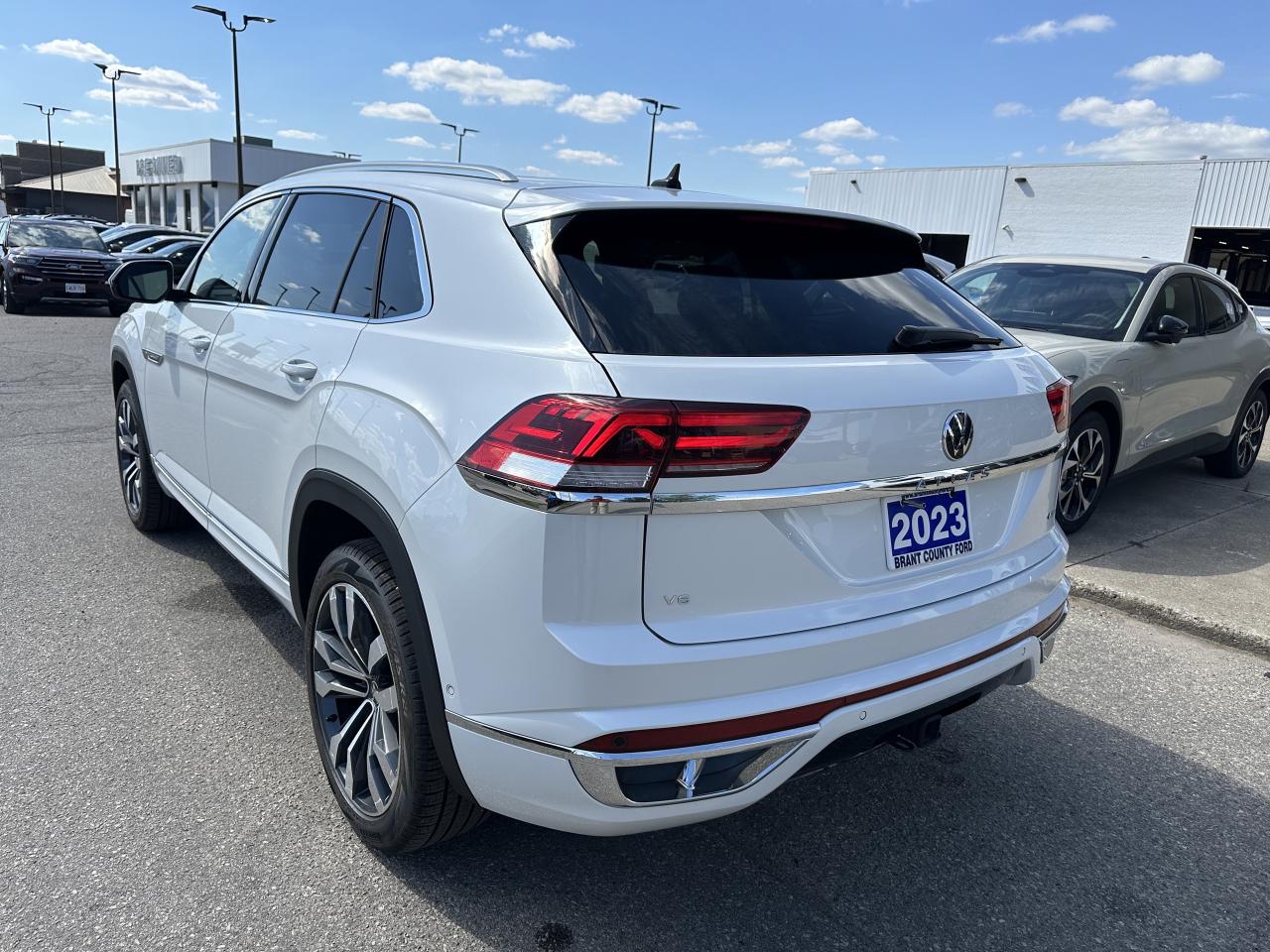 2023 Volkswagen Atlas Cross Sport EXECLINE | SUNROOF | AWD | LEATHER Photo4