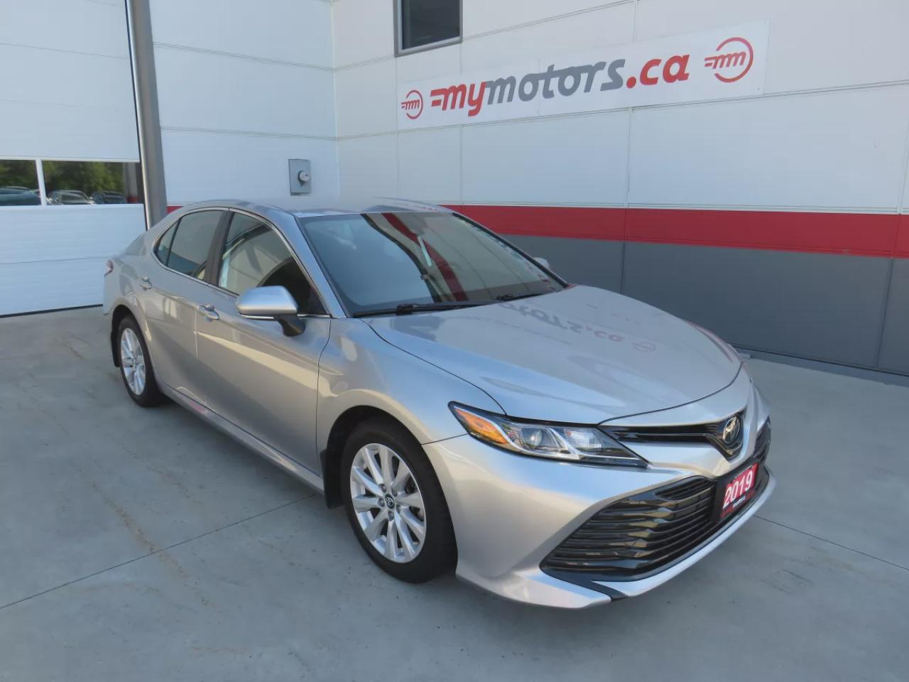 2019 Toyota Camry LE (**CLEAN TITLE/NO ACCIDENTS**SAFETY/CERTIFIED**POWER SEATS**LANE ASSIST**DIGITAL TOUCHSCREEN**HEATED SEATS**REVERSE CAMERA**TRACTION CONTROL**BLUETOOTH**CRUISE CONTROL**) Photo0