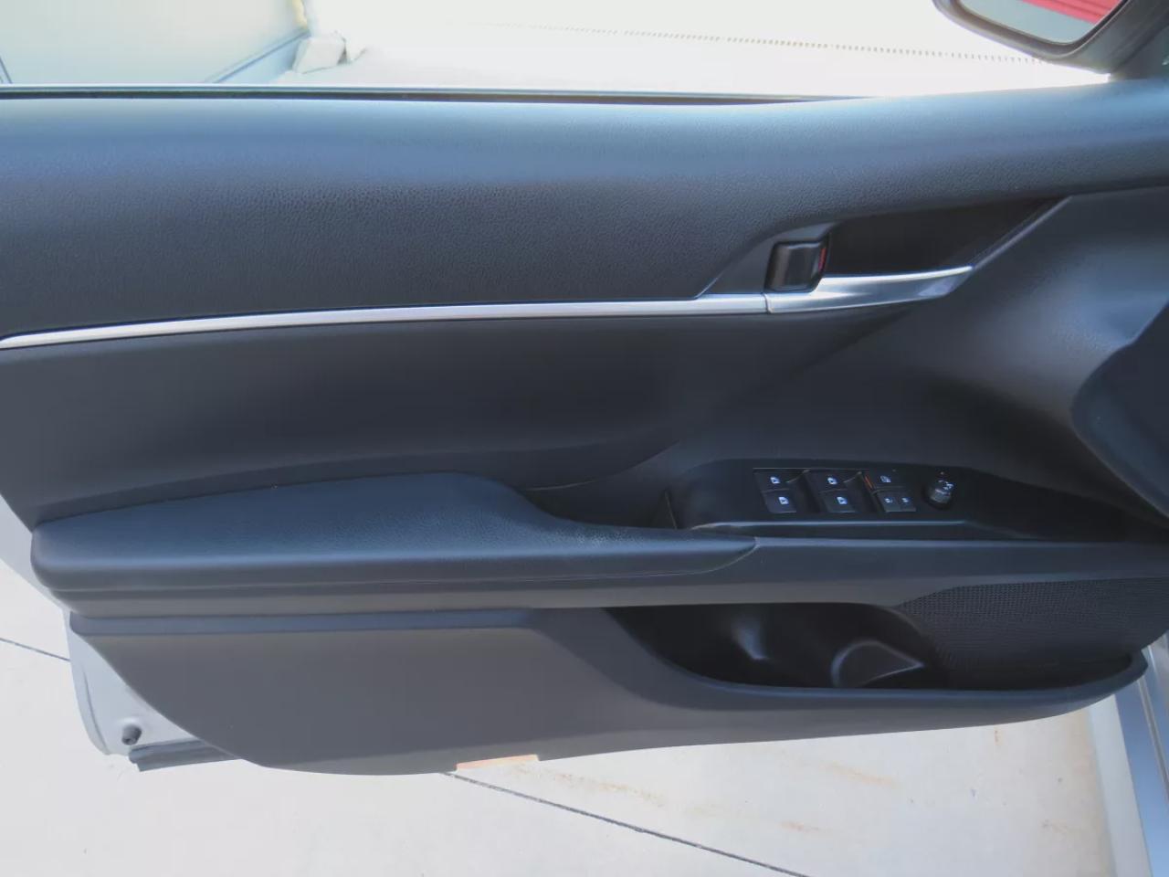 2019 Toyota Camry LE (**CLEAN TITLE/NO ACCIDENTS**SAFETY/CERTIFIED**POWER SEATS**LANE ASSIST**DIGITAL TOUCHSCREEN**HEATED SEATS**REVERSE CAMERA**TRACTION CONTROL**BLUETOOTH**CRUISE CONTROL**) Photo