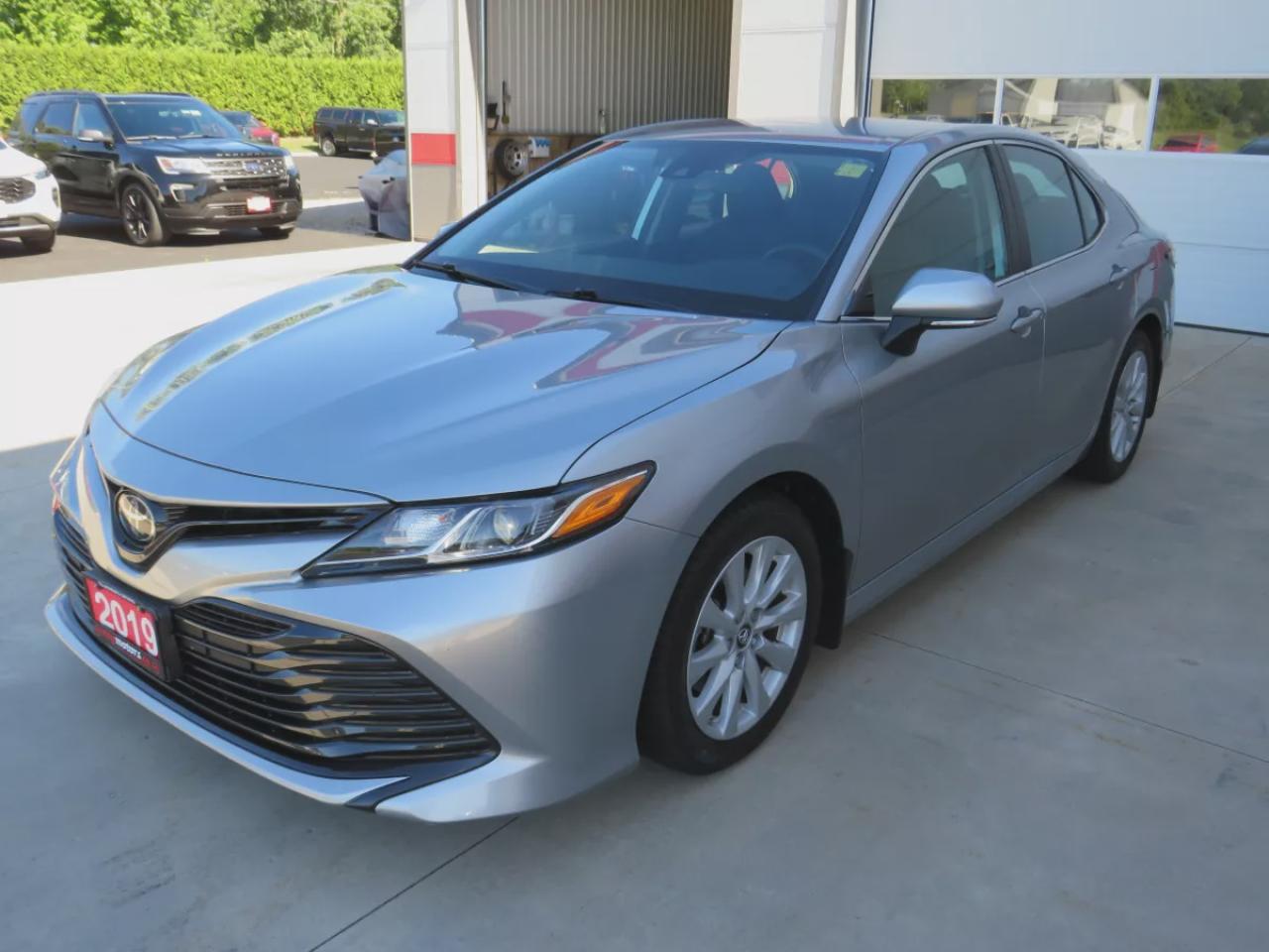 2019 Toyota Camry LE (**CLEAN TITLE/NO ACCIDENTS**SAFETY/CERTIFIED**POWER SEATS**LANE ASSIST**DIGITAL TOUCHSCREEN**HEATED SEATS**REVERSE CAMERA**TRACTION CONTROL**BLUETOOTH**CRUISE CONTROL**) Photo
