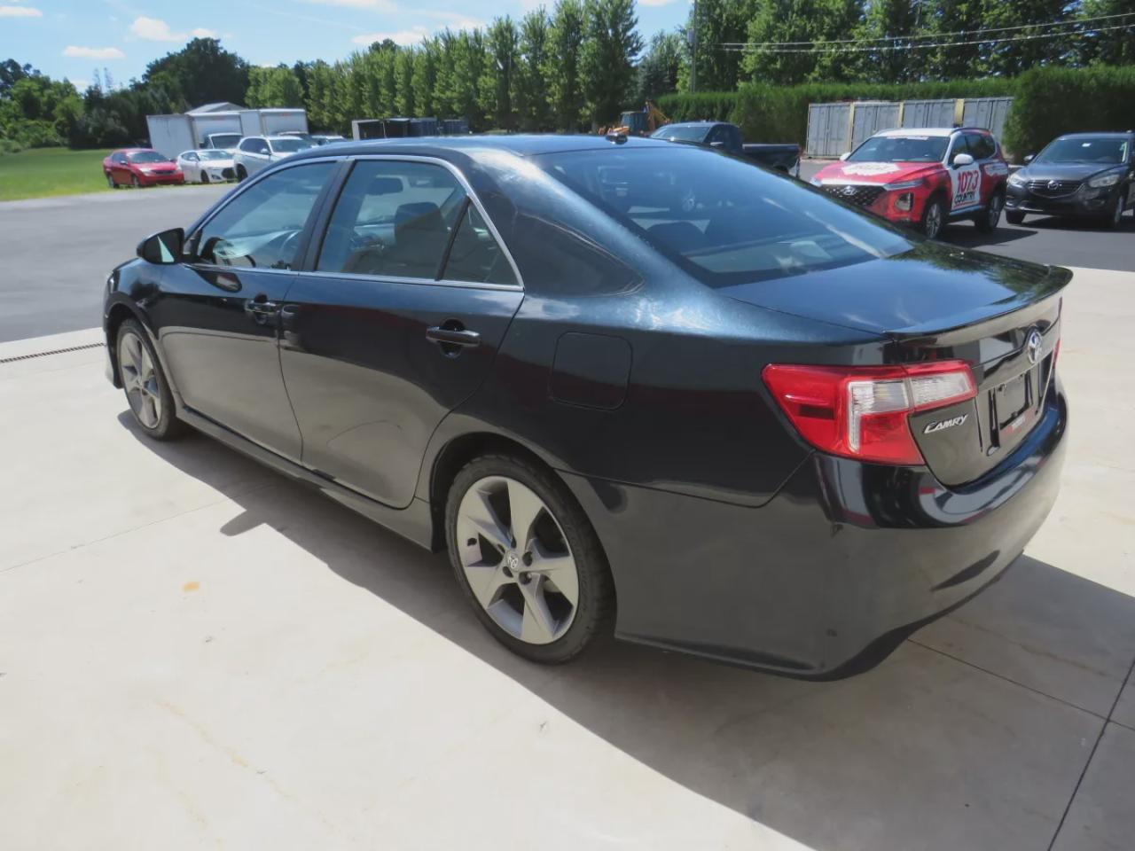 2014 Toyota Camry SE (**LOW KM!!**CLEAN TITLE/NO ACCIDENTS!!**SAFETY/CERTIFIED!!**ALLOY RIMS**LEATHER TRIM**POWER SEATS**DIGITAL TOUCHSCREEN**SUNROOF**CRUISE CONTROL**BLUETOOTH**LEATHER WRAPPED STEERING WHEEL**) Photo