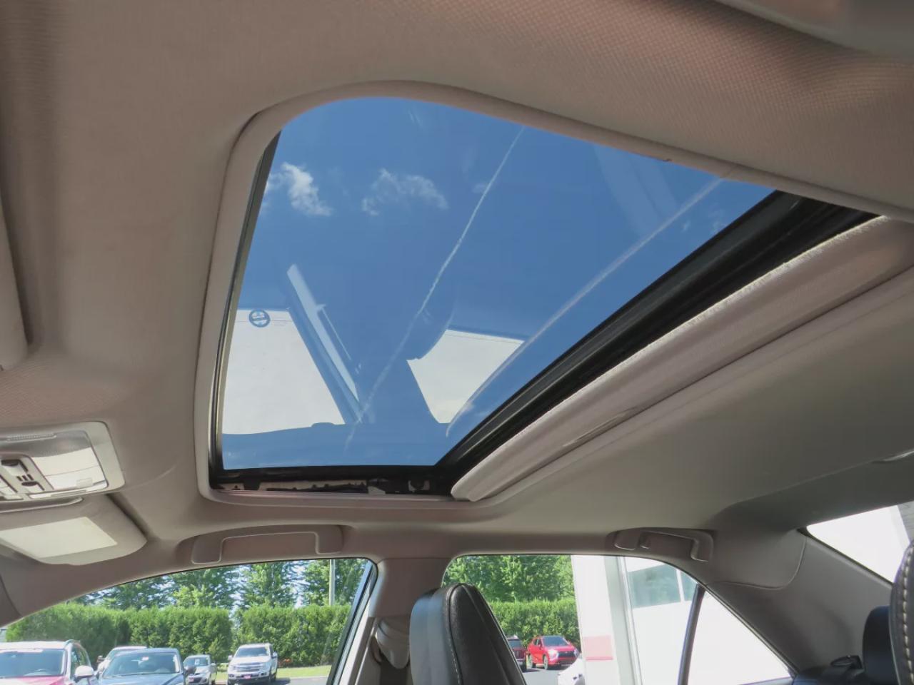 2014 Toyota Camry SE (**LOW KM!!**CLEAN TITLE/NO ACCIDENTS!!**SAFETY/CERTIFIED!!**ALLOY RIMS**LEATHER TRIM**POWER SEATS**DIGITAL TOUCHSCREEN**SUNROOF**CRUISE CONTROL**BLUETOOTH**LEATHER WRAPPED STEERING WHEEL**) Photo