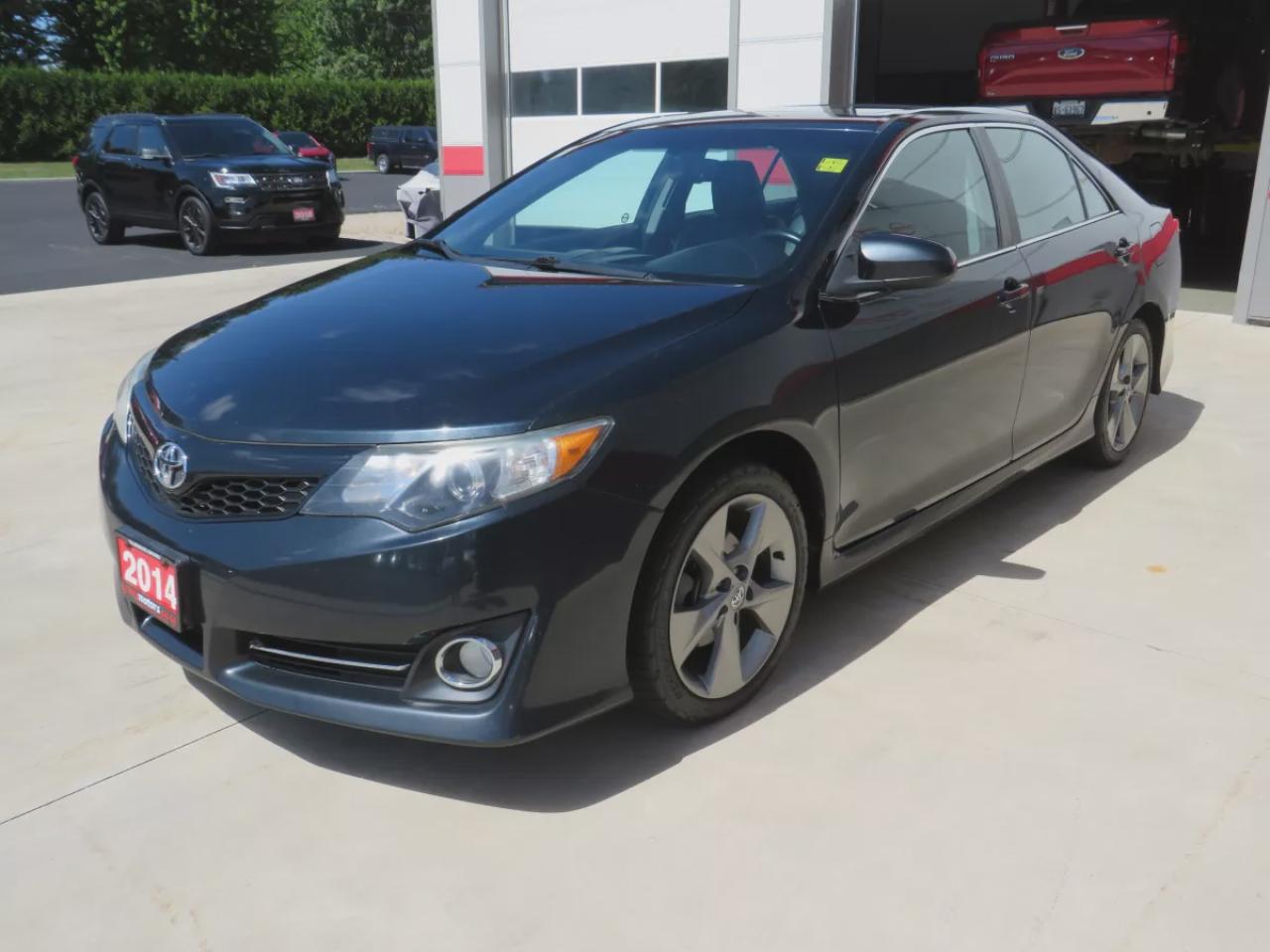 2014 Toyota Camry SE (**LOW KM!!**CLEAN TITLE/NO ACCIDENTS!!**SAFETY/CERTIFIED!!**ALLOY RIMS**LEATHER TRIM**POWER SEATS**DIGITAL TOUCHSCREEN**SUNROOF**CRUISE CONTROL**BLUETOOTH**LEATHER WRAPPED STEERING WHEEL**) Photo