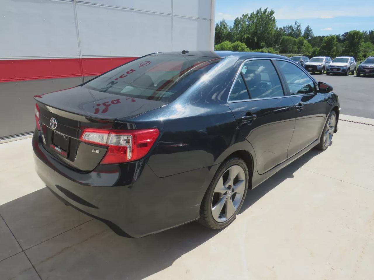 2014 Toyota Camry SE (**LOW KM!!**CLEAN TITLE/NO ACCIDENTS!!**SAFETY/CERTIFIED!!**ALLOY RIMS**LEATHER TRIM**POWER SEATS**DIGITAL TOUCHSCREEN**SUNROOF**CRUISE CONTROL**BLUETOOTH**LEATHER WRAPPED STEERING WHEEL**) Photo