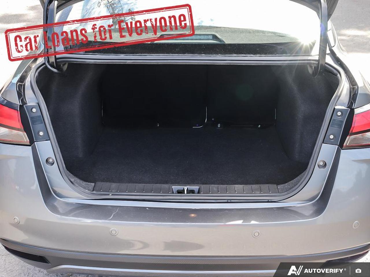 2023 Nissan Versa SR Photo