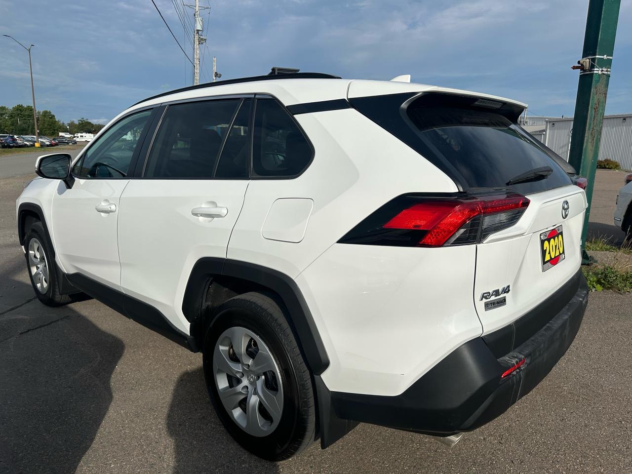 2020 Toyota RAV4 LE Photo