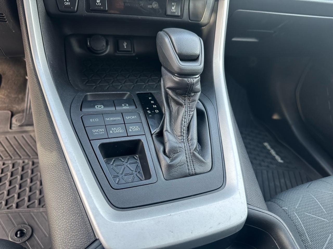 2020 Toyota RAV4 LE Photo