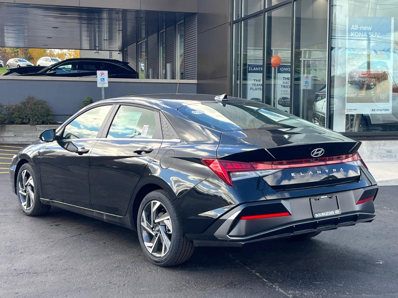 2025 Hyundai Elantra Luxury IVT Photo