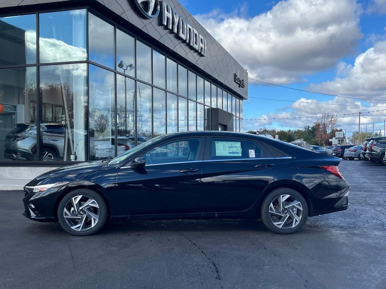 2025 Hyundai Elantra Luxury IVT Photo2