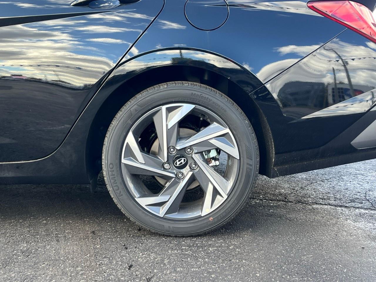 2025 Hyundai Elantra Luxury IVT Photo