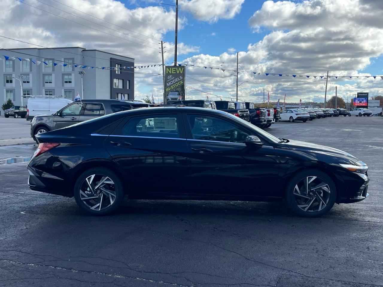 2025 Hyundai Elantra Luxury IVT Photo