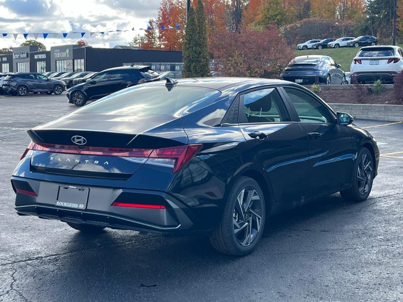 2025 Hyundai Elantra Luxury IVT Photo