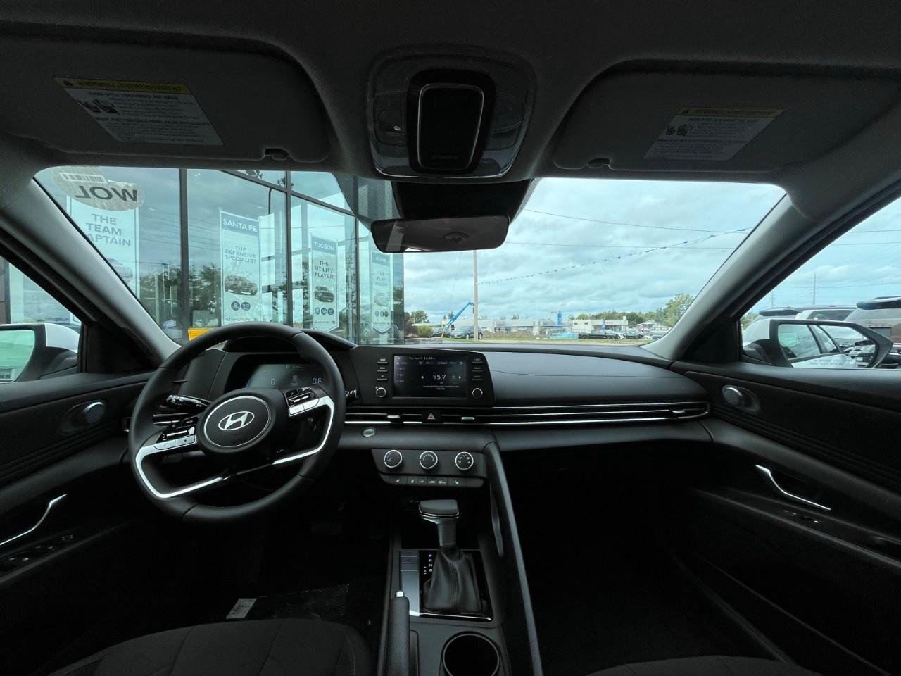 2025 Hyundai Elantra Preferred IVT Photo