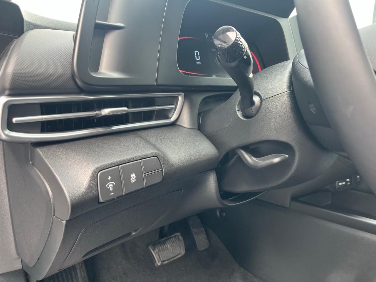 2025 Hyundai Elantra Preferred IVT Photo