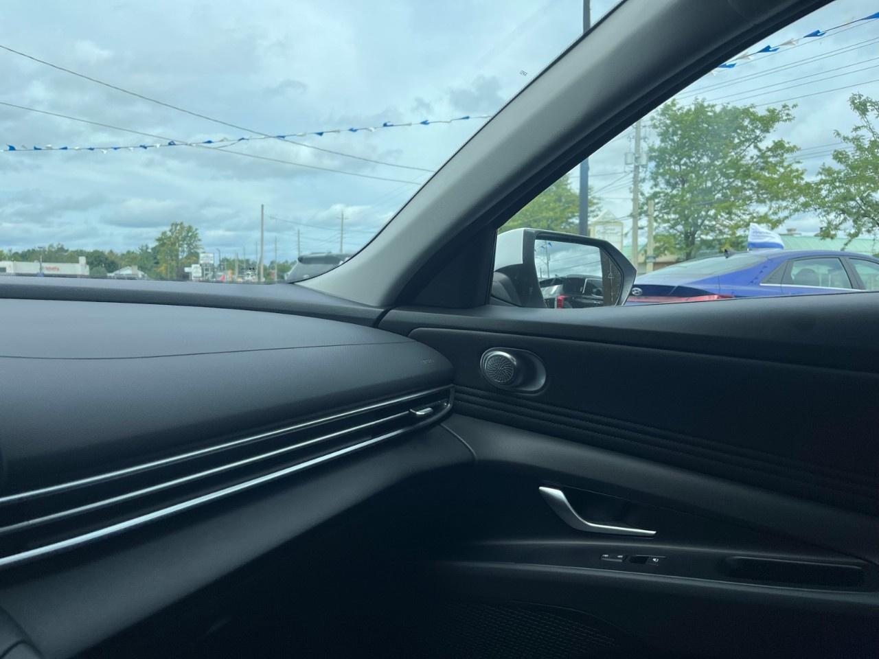 2025 Hyundai Elantra Preferred IVT Photo