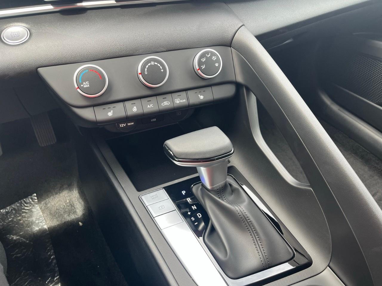 2025 Hyundai Elantra Preferred IVT Photo