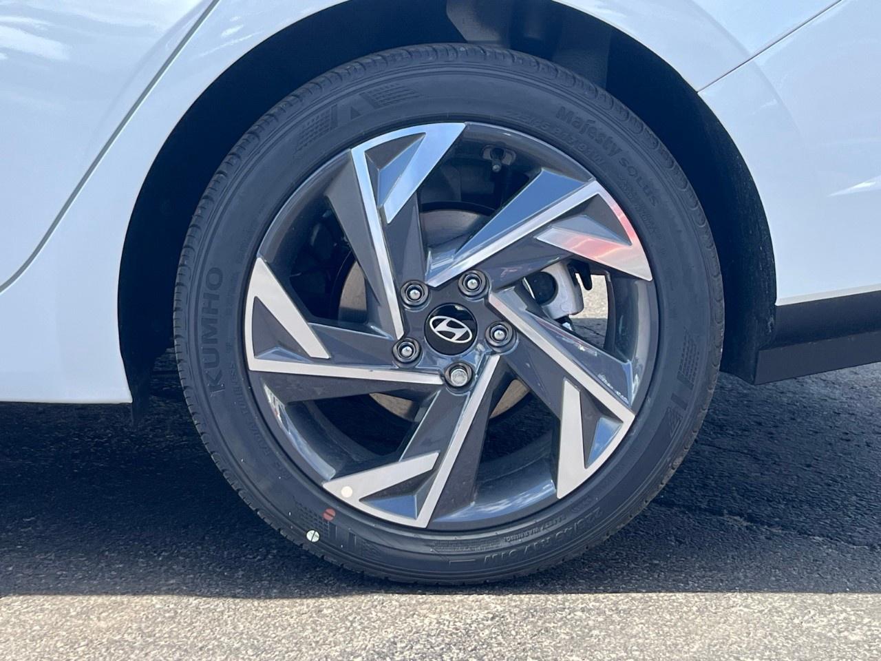2025 Hyundai Elantra Preferred IVT w/Tech Pkg Photo3