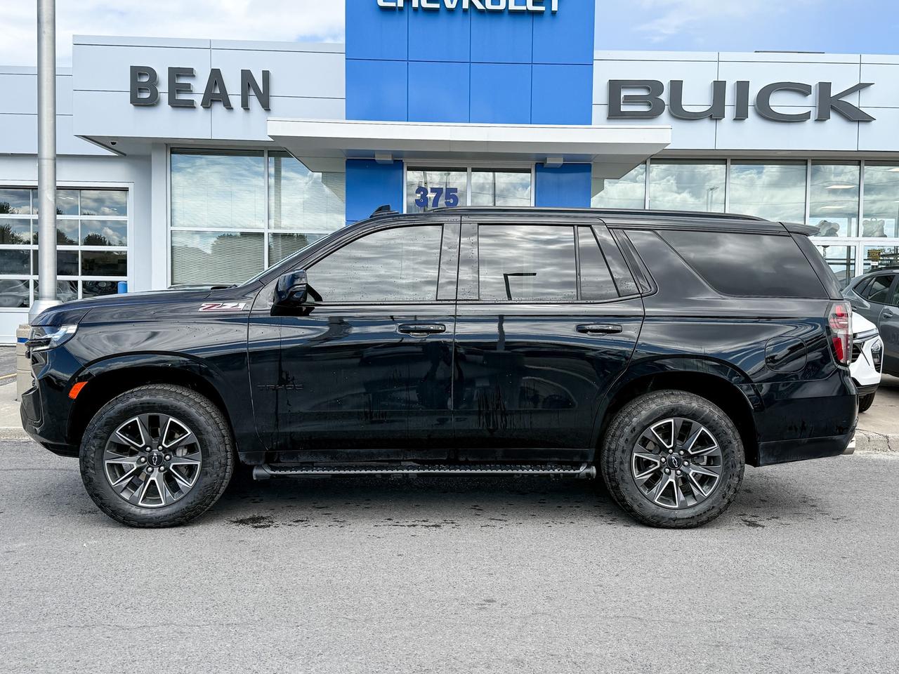 2023 Chevrolet Tahoe Z71 ONE OWNER, CLEAN CARFAX, 6.2L V8, MAX TRAILERING PACKAGE, HEATED SEATS, HEATED STEERING WHEEL, NAVIGATION, BOSE AUDIO SYSTEM, SUNROOF, REMOTE START, HD SURROUND VISION Photo