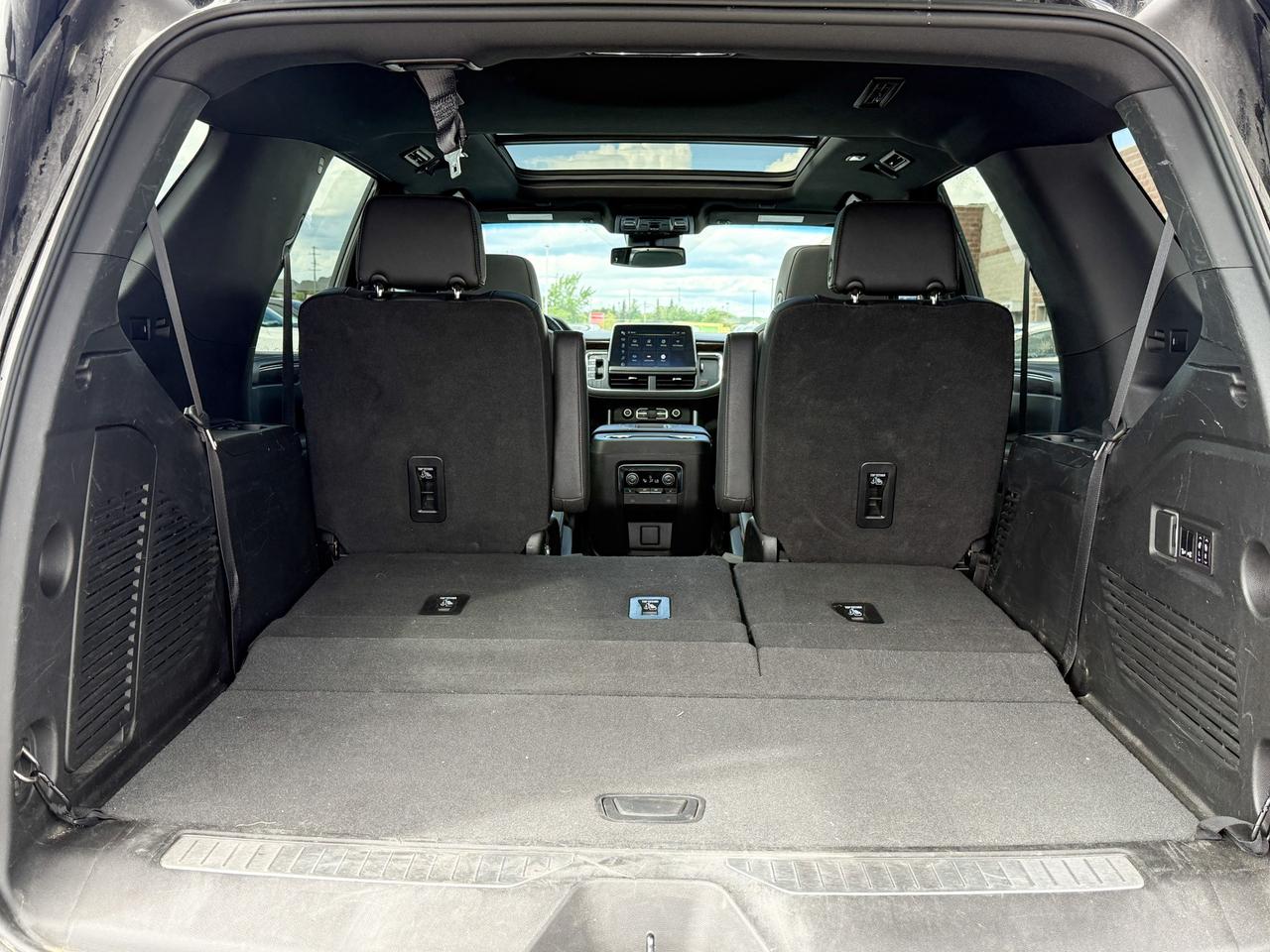 2023 Chevrolet Tahoe Z71 ONE OWNER, CLEAN CARFAX, 6.2L V8, MAX TRAILERING PACKAGE, HEATED SEATS, HEATED STEERING WHEEL, NAVIGATION, BOSE AUDIO SYSTEM, SUNROOF, REMOTE START, HD SURROUND VISION Photo