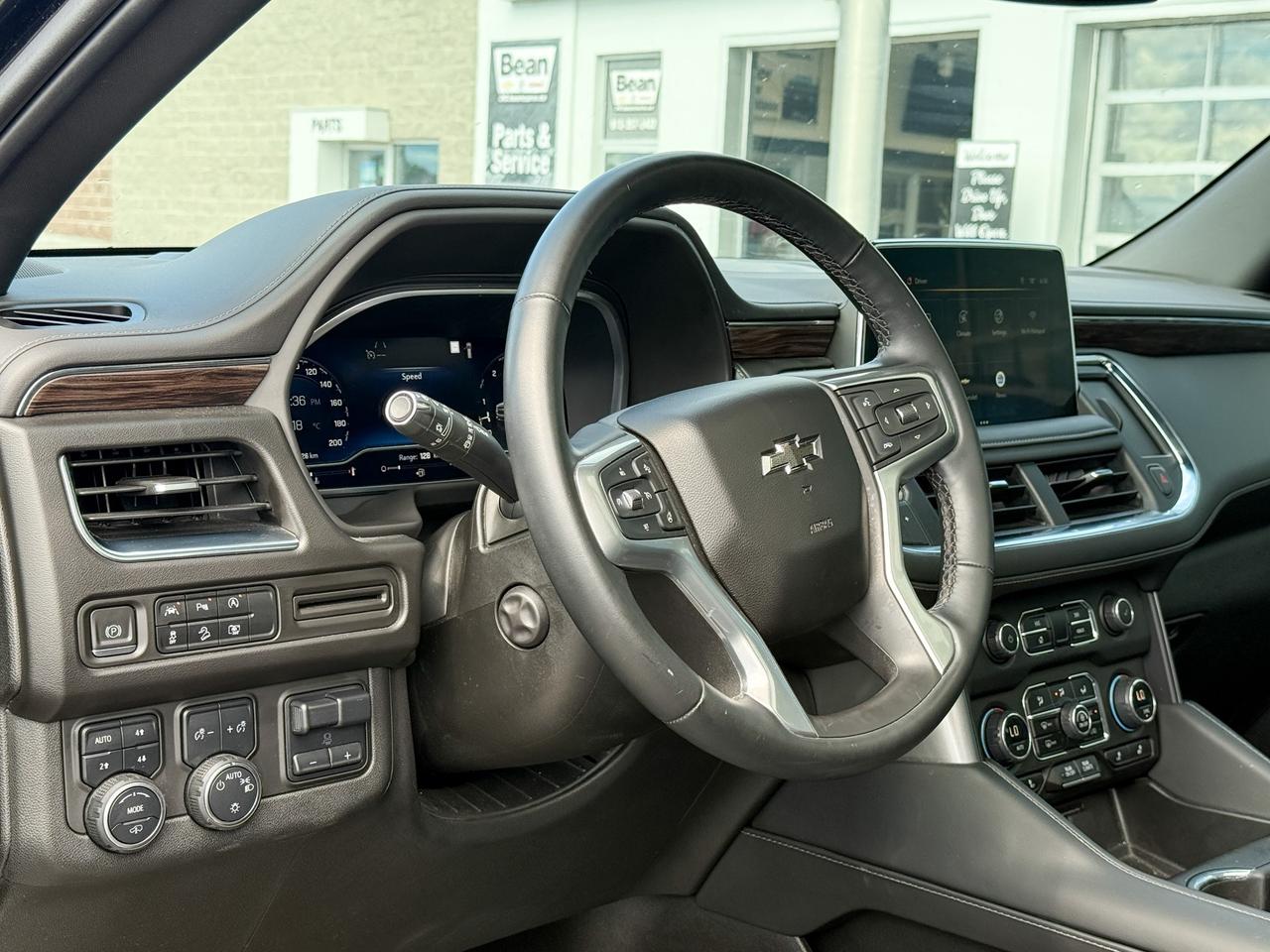 2023 Chevrolet Tahoe Z71 ONE OWNER, CLEAN CARFAX, 6.2L V8, MAX TRAILERING PACKAGE, HEATED SEATS, HEATED STEERING WHEEL, NAVIGATION, BOSE AUDIO SYSTEM, SUNROOF, REMOTE START, HD SURROUND VISION Photo