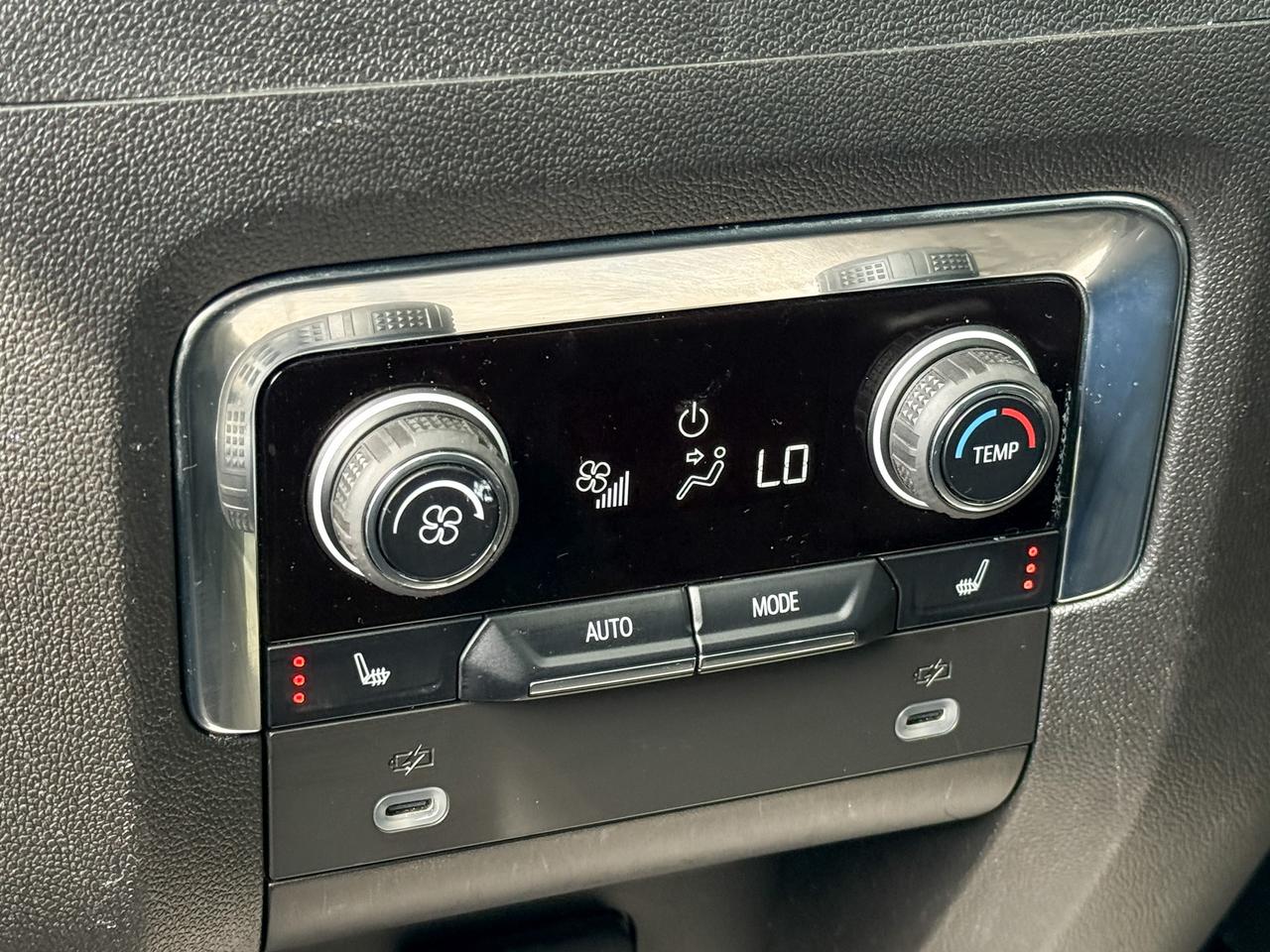 2023 Chevrolet Tahoe Z71 ONE OWNER, CLEAN CARFAX, 6.2L V8, MAX TRAILERING PACKAGE, HEATED SEATS, HEATED STEERING WHEEL, NAVIGATION, BOSE AUDIO SYSTEM, SUNROOF, REMOTE START, HD SURROUND VISION Photo