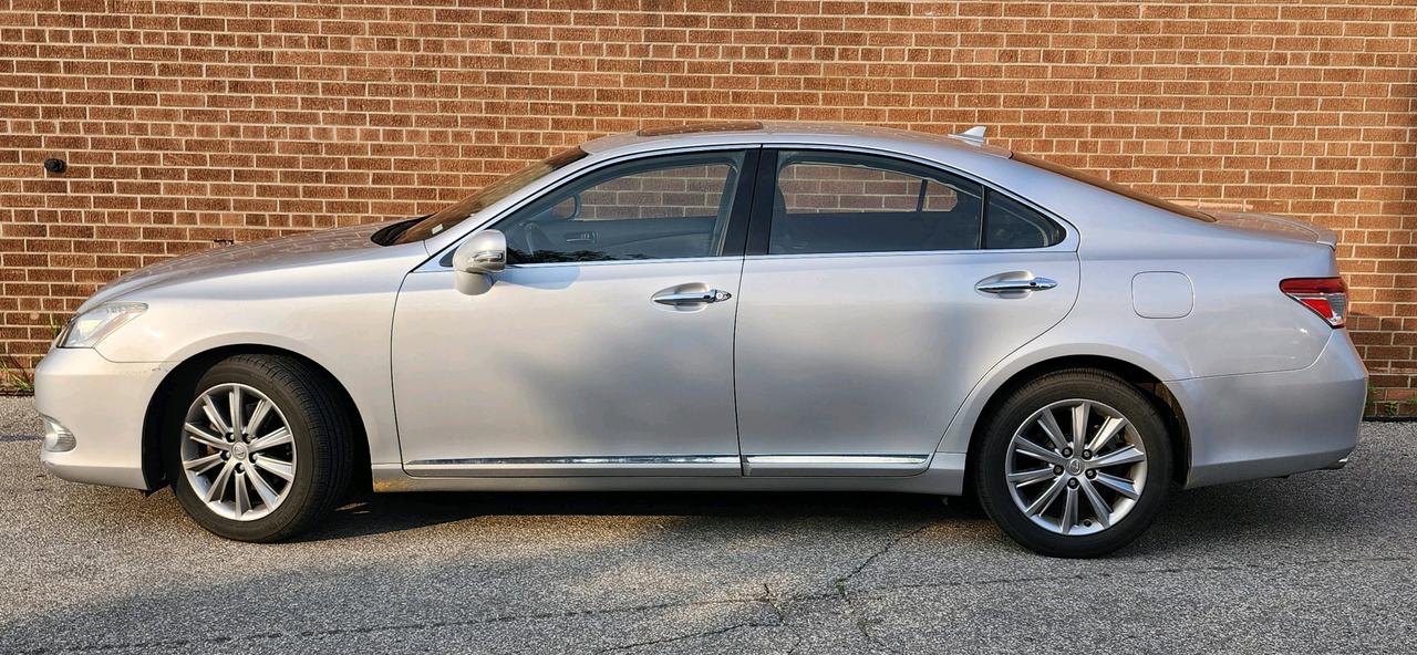 2011 Lexus ES 350 4dr Sdn Photo